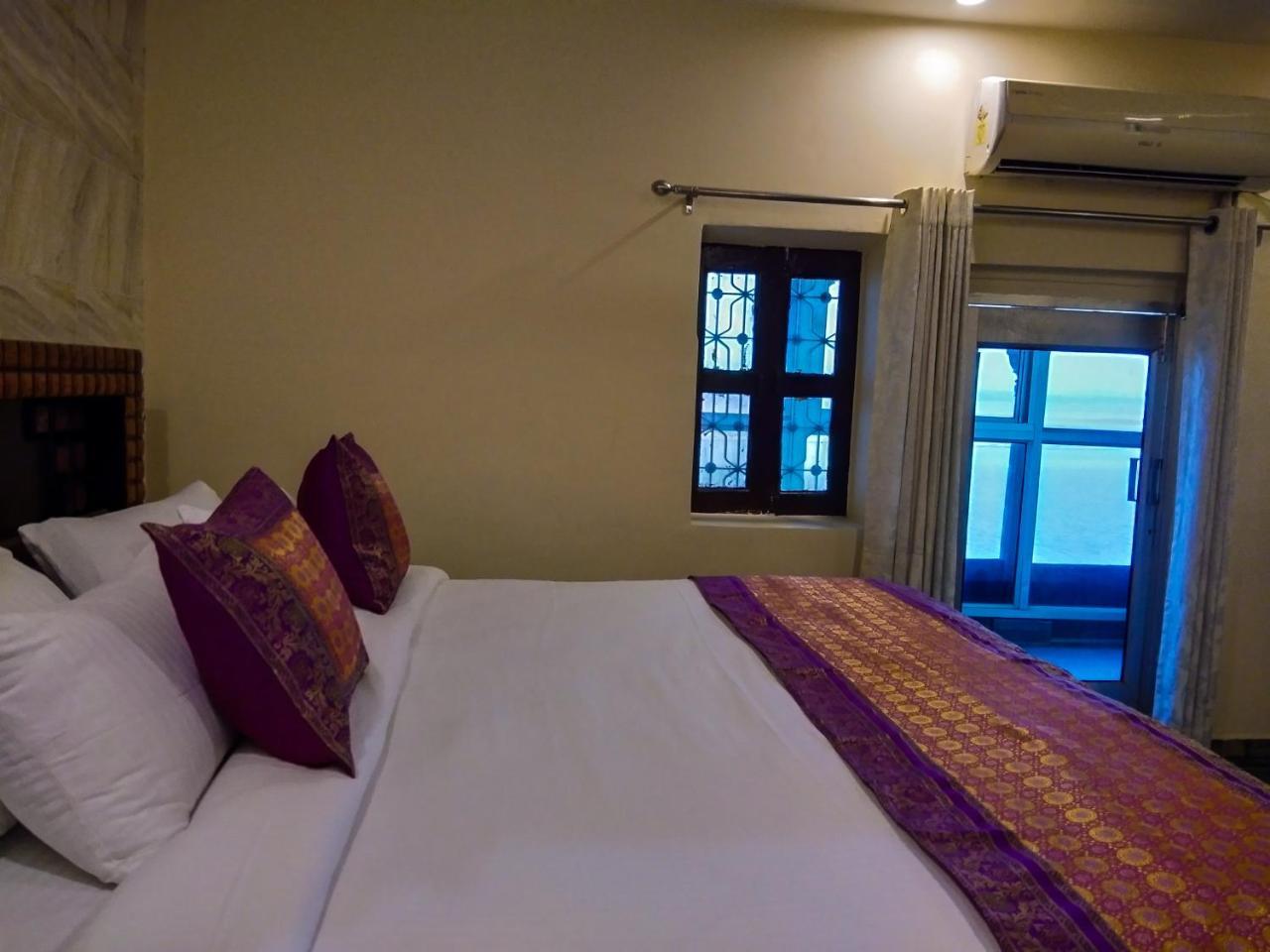 Dwivedi Hotels Palace On Steps Varanasi Exterior foto